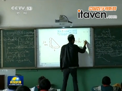央視《新聞聯播》,老師在鴻合電子白板上書寫