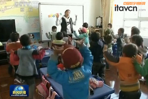 央視《新聞聯播》,學生在用鴻合電子白板上課