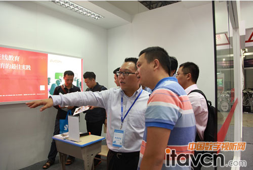 技術人員為來賓做技術講解