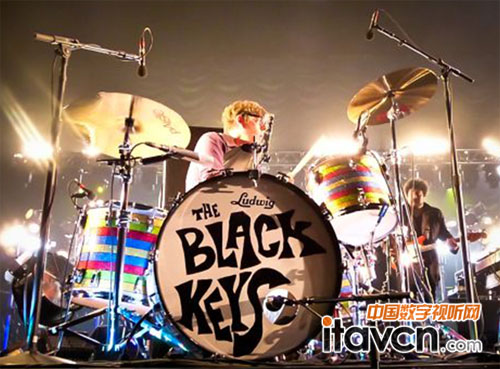 鼓組的拾音任務交給了Sennheiser和Neumann話筒