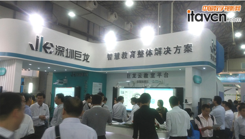 深圳巨龍簡潔大氣的展臺風格讓觀眾眼前一亮