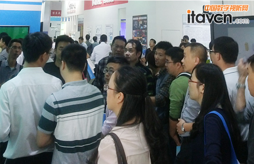 人山人海的巨龍展位