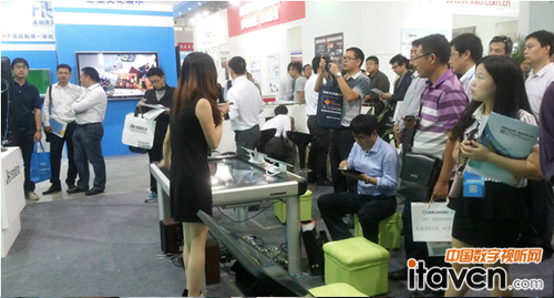 多屏互動課堂先進的設計理念和功能讓觀眾饒有興趣