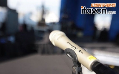 舞臺上使用的evolution e 935 60周年紀念版