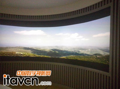 HD8激光投影機(jī)完成1.8(寬)×4.8(長(zhǎng))超大背投融合震撼弧形畫面