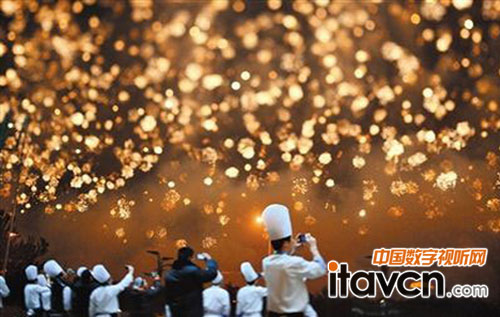 奧林匹克中心區舉行焰火燃放,吸引人們注目