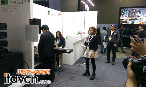 展位上現場演示音響效果