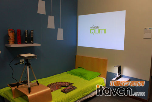 Vivitek(麗訊)Q7家用微投模擬了臥室環境的投影效果