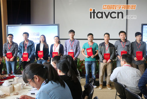 希沃黃總為通過考核的學員頒發證書