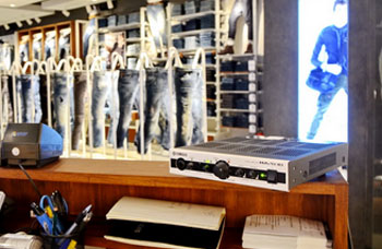 位于店內收銀臺的MA2030多功能商用混音功率放大器