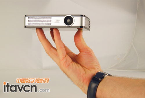 Vivitek(麗訊)QUMI Q5微投身材小巧僅490g