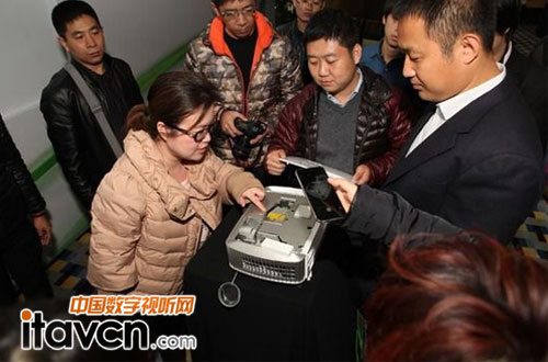 宏碁在現場解析產品創意構造,媒體興趣濃厚