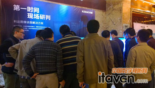 科達(dá)展位,前來咨詢的公安干警絡(luò)繹不絕