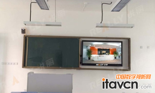 圖為嘉定桃子園學校某教室 --銳麗65寸電子白板