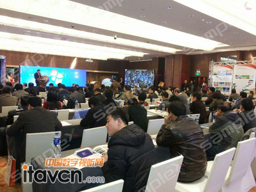 現(xiàn)場(chǎng)的技術(shù)人員與嘉賓進(jìn)行詳細(xì)溝通