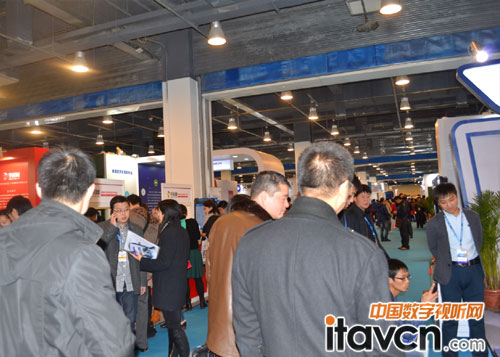 現(xiàn)場觀眾絡(luò)繹不絕