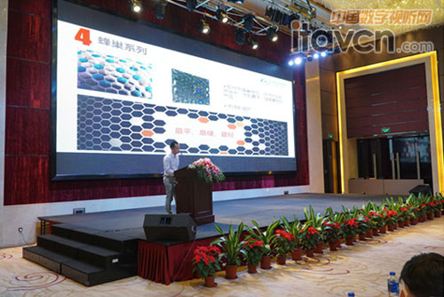 圖為齊普光電研發總監楊建兵上臺演講