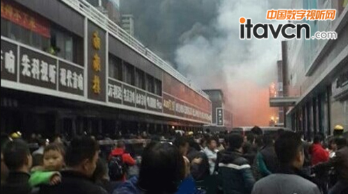 火災(zāi)現(xiàn)場附近 人頭攢動(dòng)