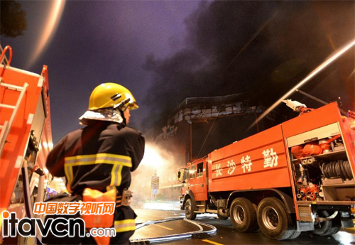 三湘大市場火災(zāi)現(xiàn)場(圖片來源 新華網(wǎng))