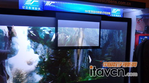 現(xiàn)場(chǎng)展示的墻內(nèi)隱藏式電動(dòng)幕IW系列