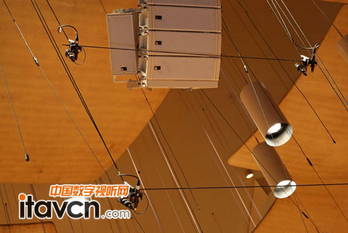 話筒矩陣由Sennheiser MKH 800 TWIN和Neumann KM 133 D組成