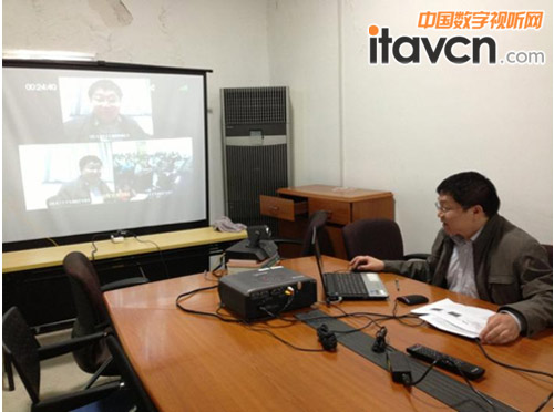 繆青老師在給遠方的學生上課