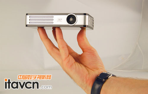 Vivitek(麗訊)QUMI Q4微投身材小巧僅重460g