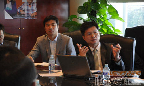 云龍視界執行董事李岳龍博士(右)、云龍視界技術長李艷君(左)