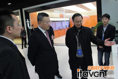 科達董事長陳冬根陪同英邁中國副總裁李旭東參觀科達展廳