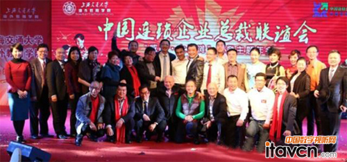 啟鈞電子攜雙面廣告機、高亮數字標牌亮相第三屆連鎖總裁峰會