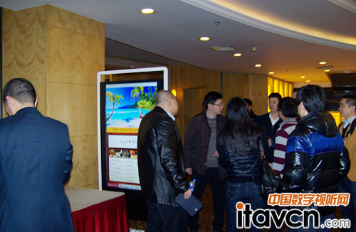 啟鈞電子攜高亮數字標牌亮相第三屆連鎖總裁峰會