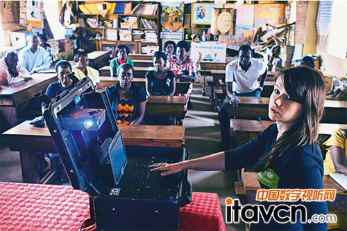 圖:烏干達邊遠地區使用鴻合“移動多媒體教室(Mobi-Station)”學習