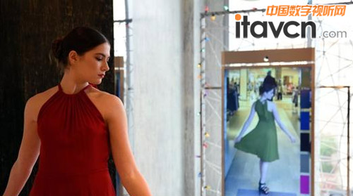 奢侈時裝品牌應用數字標牌試衣鏡