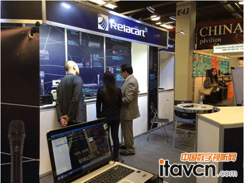 力卡人正和國外顧客洽談