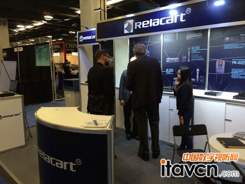 力卡人正和國外顧客洽談