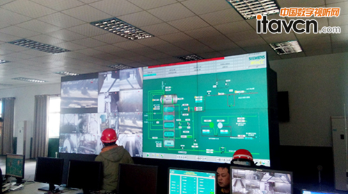 工程師在屏前觀看監控畫面