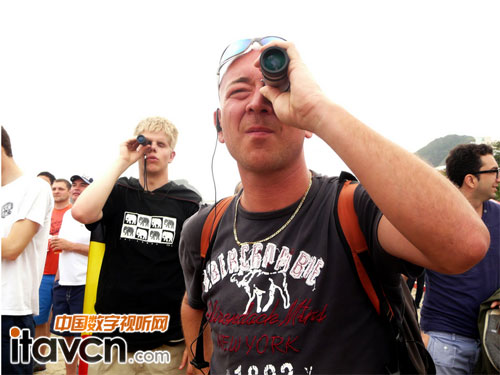 視覺障礙的球迷使用SennheiserTourguide系統來欣賞球賽