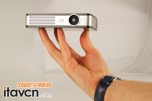 Vivitek(麗訊)QUMI Q4微投身材小巧僅重460g