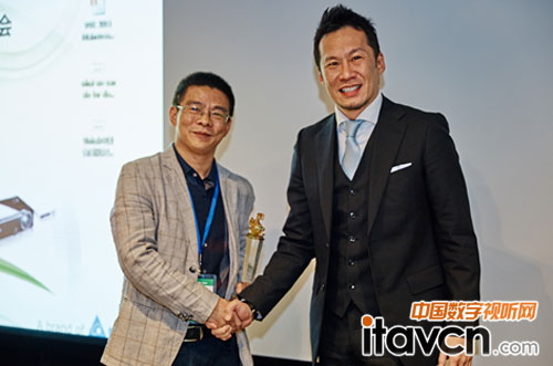 臺達集團視訊事業部產品發展部資深處長華健豪為凱南興業頒發2014最佳貢獻獎