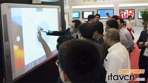 天時通的智慧課堂教學體驗館人頭攢動