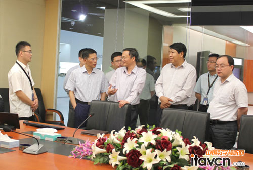 科達董事長陳冬根向思創數碼一行講解科達視頻會議產品