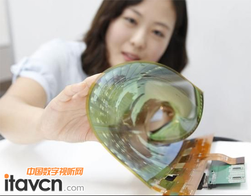 LGD展出全球首款18英寸可卷曲顯示屏