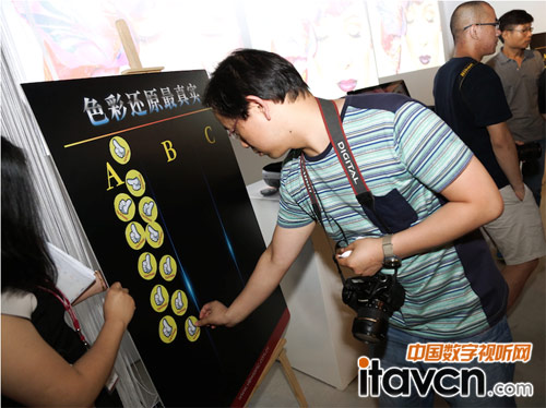 圖為優(yōu)派投影機(jī)產(chǎn)品經(jīng)理金麗女士