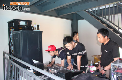 技術(shù)人員在調(diào)試