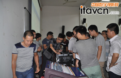 學員與力卡工作人員的交流與互動