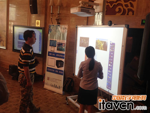 現場工作人員進行產品演示