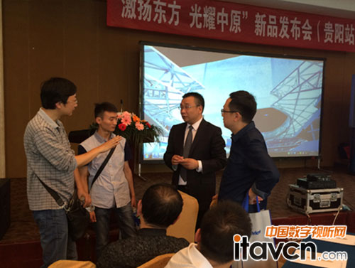 與會者與工作人員進行現場交流