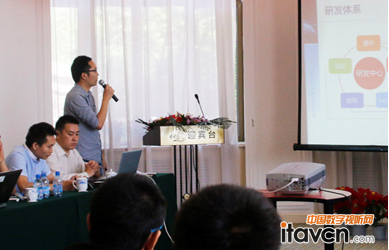 華北工控研發(fā)經(jīng)理在介紹產(chǎn)品