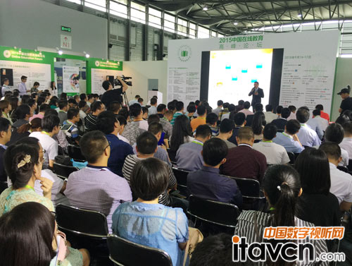 主題做出了精彩演講