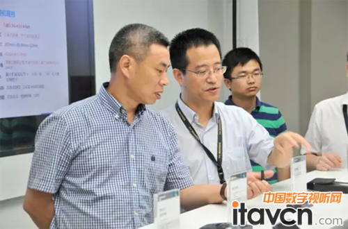 總經理陳衛東講解科達移動警務